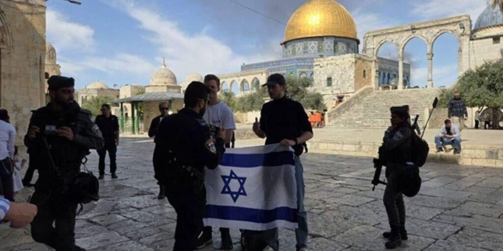 İşgal polisi, Turistleri Mescidin Kimliğini Değiştirmek İçin Bir Araç Olarak Kullanıyor